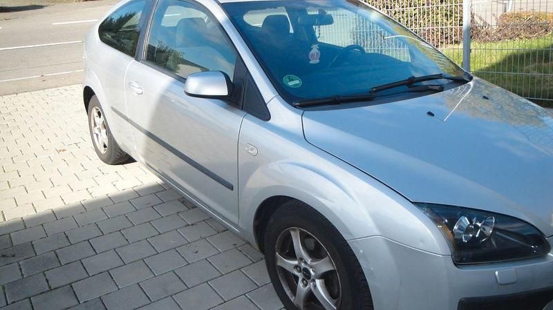 Silber Gebraucht 2005 Ford Focus Sport Limousine | 1.700 € (Superpreis) - Bild 1/4