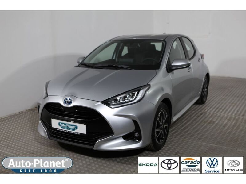 Shimmering silver (metallic) Gebraucht 2022 Toyota Yaris Hybrid Team Kleinwagen | 19.490 € (Fairer Preis) - Bild 1/4