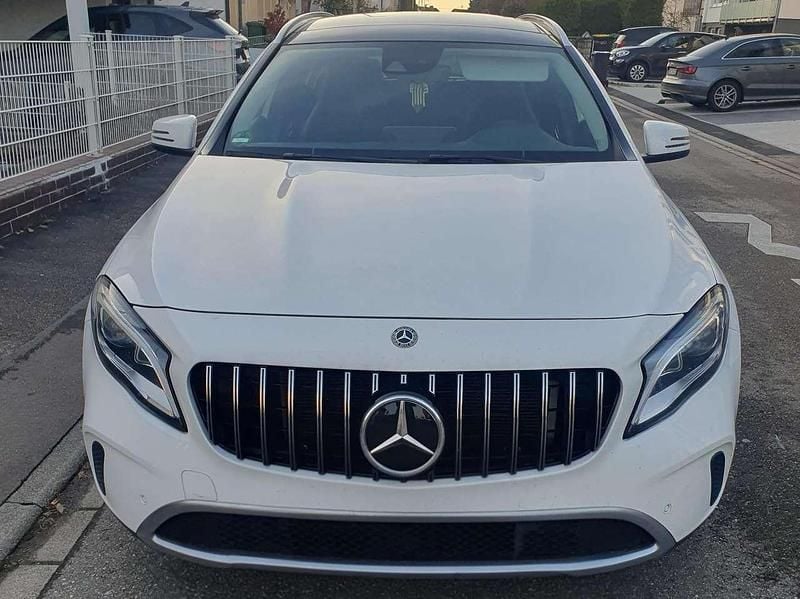 Weiß Gebraucht 2019 Mercedes GLA220 SUV | 20.100 € (Fairer Preis) - Bild 1/4
