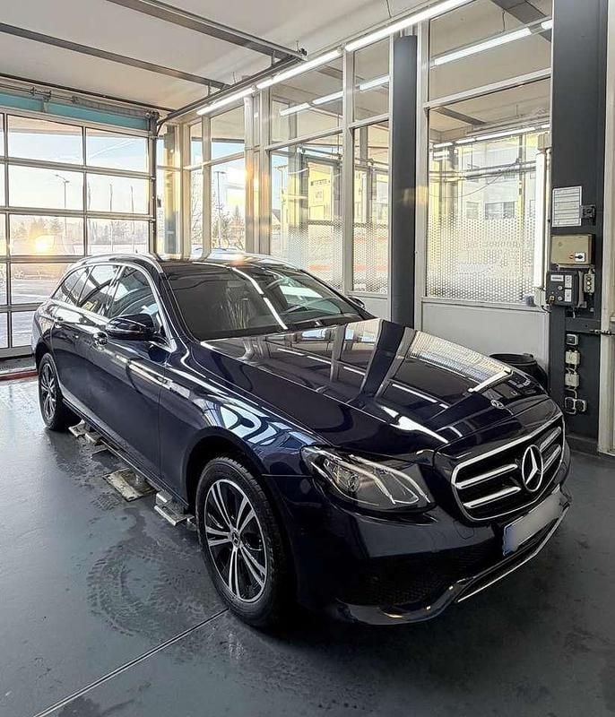 Blau Gebraucht 2020 Mercedes E220 Avantgarde Kombi | 29.990 € (Guter Preis) - Bild 1/4