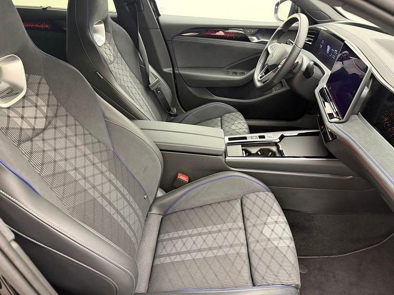 Gebraucht VW Passat R-line 272 PS (200 kW) 2025 Schwarz Kombi