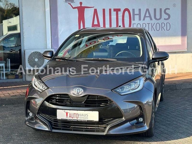 Grau Gebraucht 2023 Toyota Yaris Team Limousine | 19.490 € (Fairer Preis) - Bild 1/4