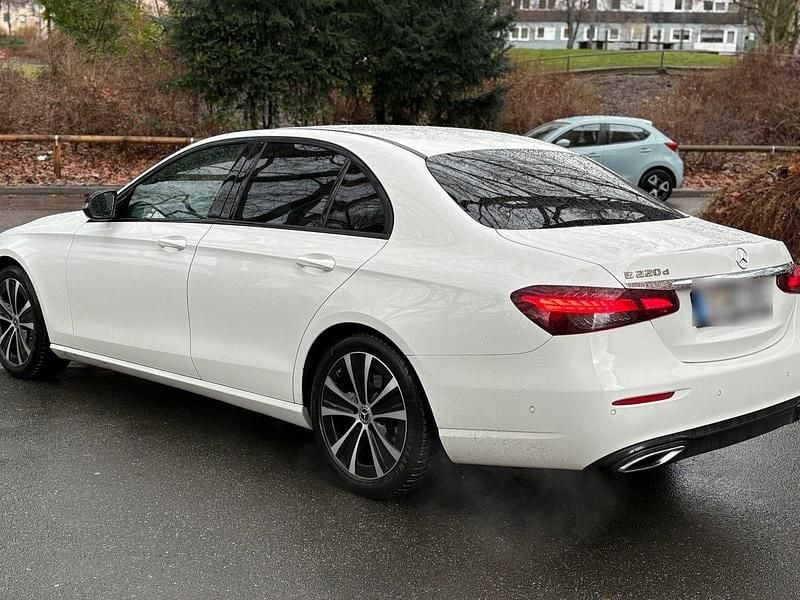 Gebraucht Mercedes E220 200 PS (147 kW) 2022 Weiß Limousine