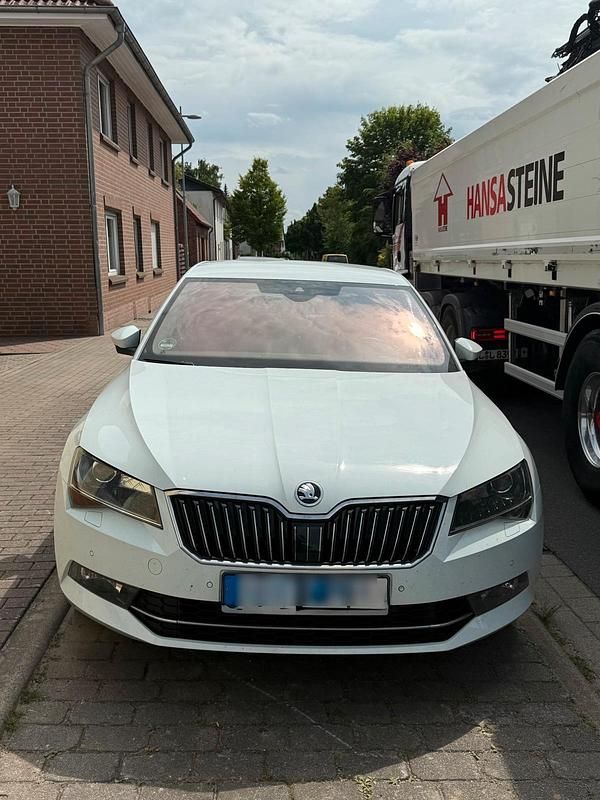 Weiß Gebraucht 2017 Skoda Superb LAURIN & KLEMENT Limousine | 17.999 € (Fairer Preis) - Bild 1/4