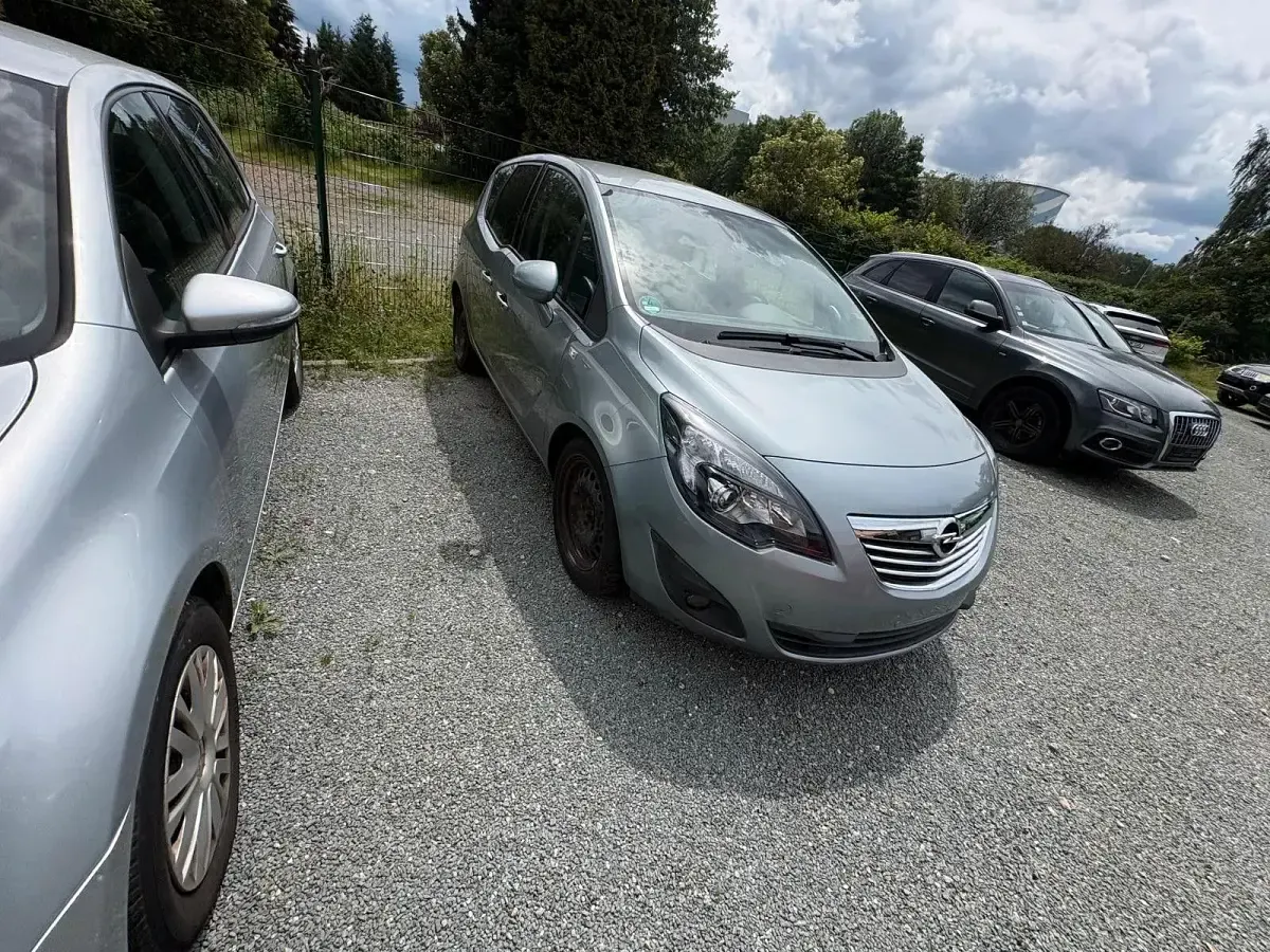 Gebraucht Opel Meriva Innovation 101 PS (74 kW) 2011 Silber Van / Kleinbus