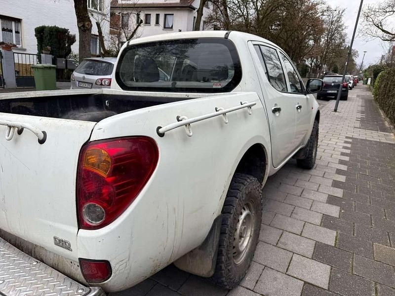 Gebraucht Mitsubishi L200 136 PS (100 kW) 2010 Weiß Pickup