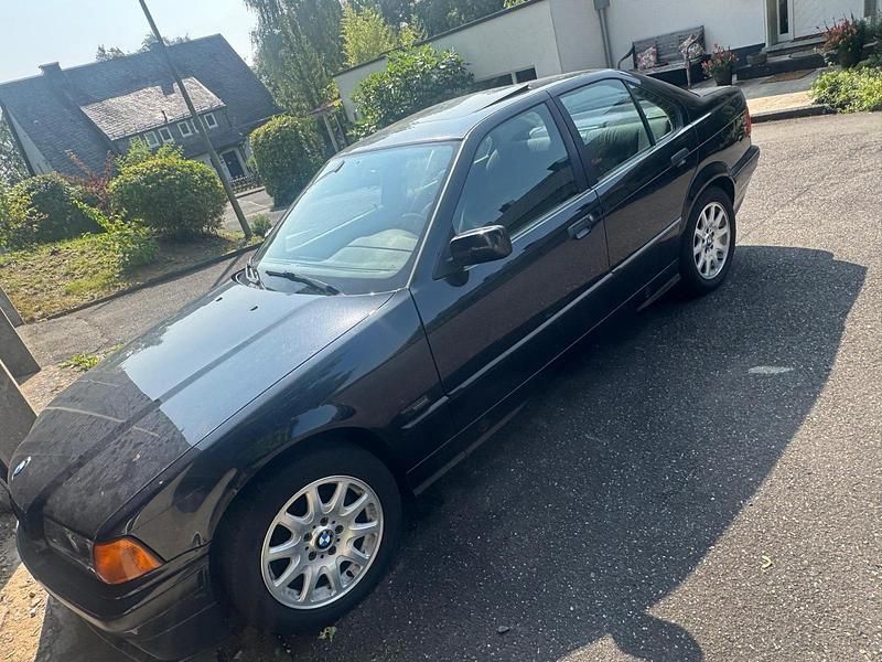 Schwarz Gebraucht 1994 BMW 320 Limousine | 3.400 € - Bild 1/4