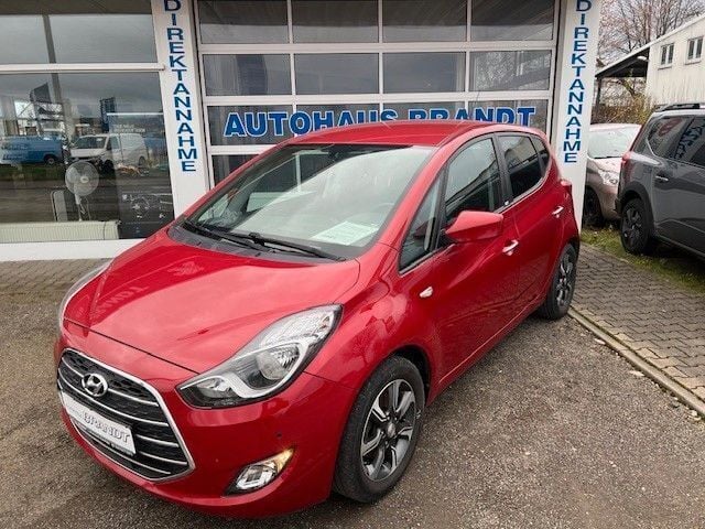 Gebraucht Hyundai ix20 Passion 90 PS (66 kW) 2016 Fiery red / met Kleinwagen