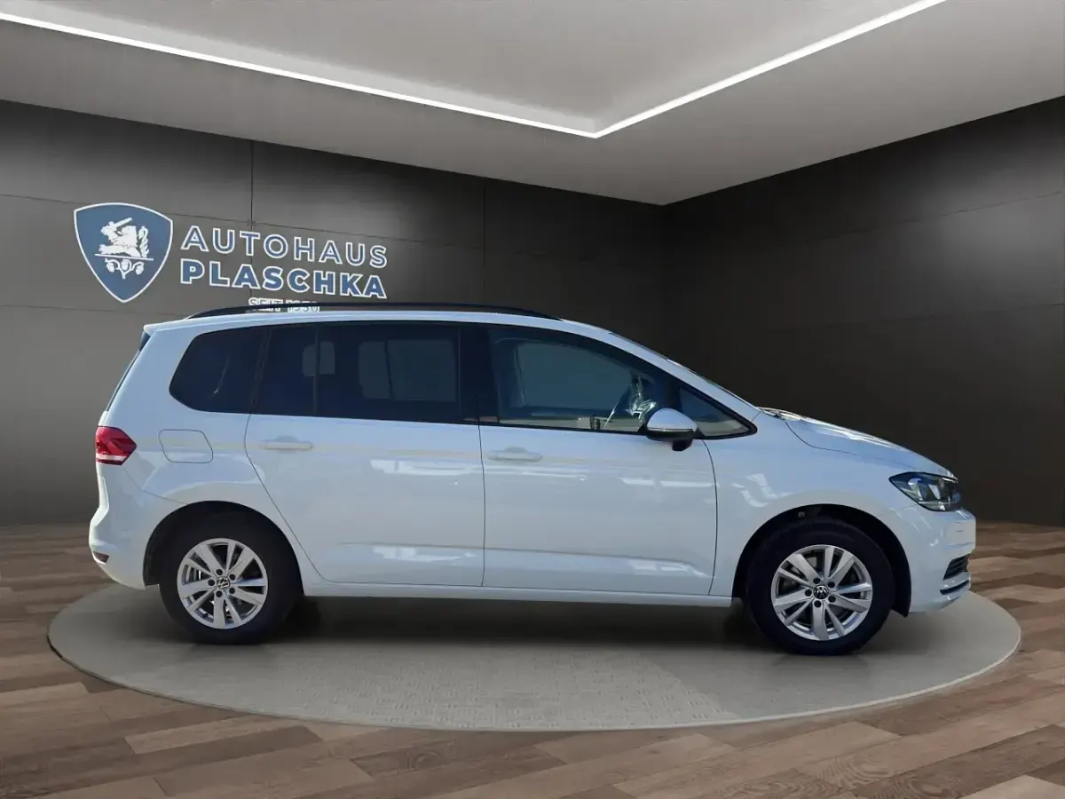 Gebraucht VW Touran Comfortline 150 PS (110 kW) 2021 Pure white (weiß) Van / Kleinbus