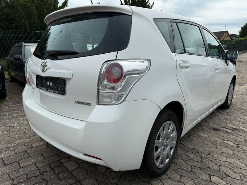 Gebraucht Toyota Verso Life 147 PS (108 kW) 2010 Weiß Van / Kleinbus
