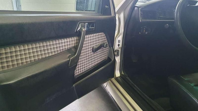 Gebraucht Mercedes 190 185 PS (136 kW) 1985 Rauchsilber met. Limousine