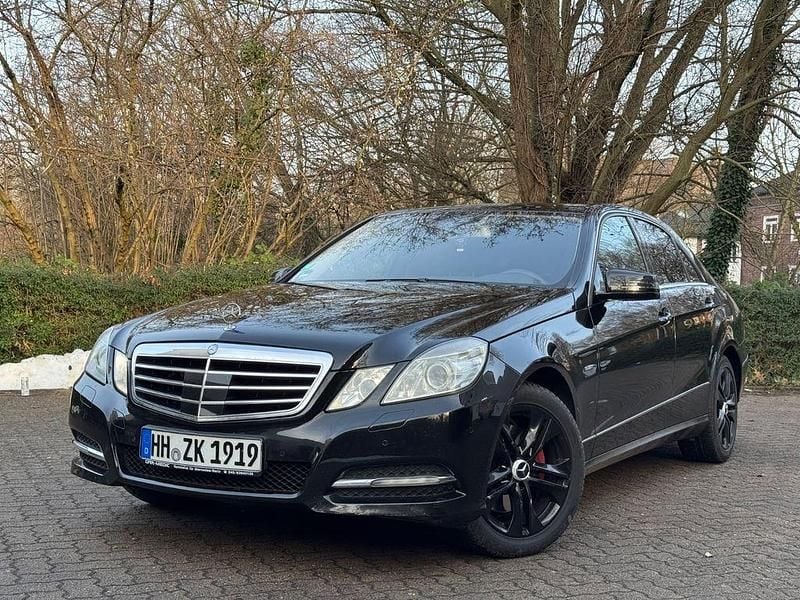 Schwarz Gebraucht 2011 Mercedes E350 Limousine | 9.990 € (Superpreis) - Bild 1/4