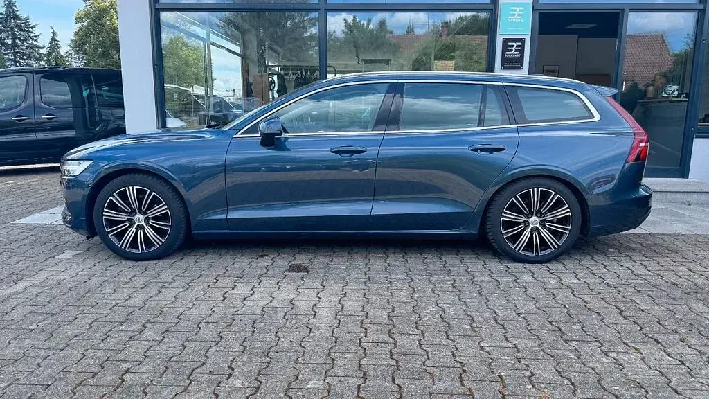 Gebraucht Volvo V60 Momentum 150 PS (110 kW) 2018 Denim blue / metallic Kombi