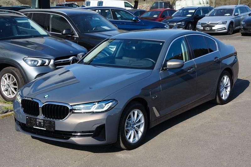 Gebraucht BMW 530e 292 PS (214 kW) 2022 Grau Limousine