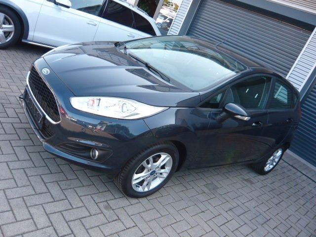 Blau Gebraucht 2017 Ford Fiesta Celebration Kleinwagen | 6.870 € (Guter Preis) - Bild 1/4