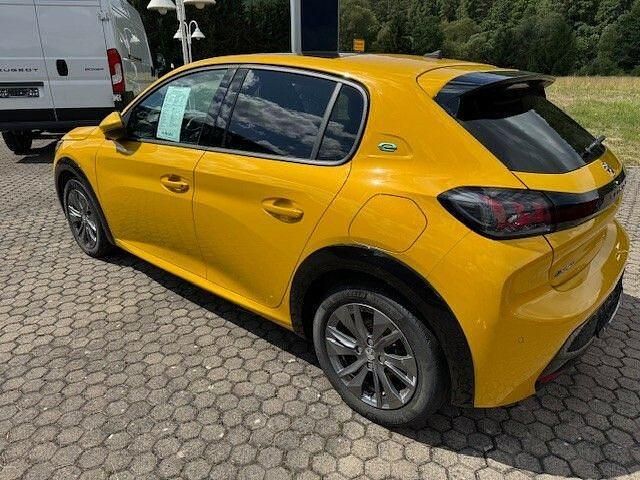 Gebraucht Peugeot e-208 Allure 100 kW (136 PS) 2021 Lack gelb faro/typ aussenverkleidung met (metallic) Kleinwagen