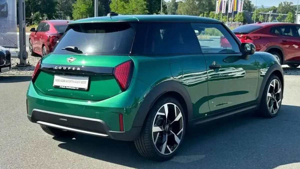 Gebraucht Mini Cooper Coupé Favoured 156 PS (114 kW) 2024 British racing green Coupé
