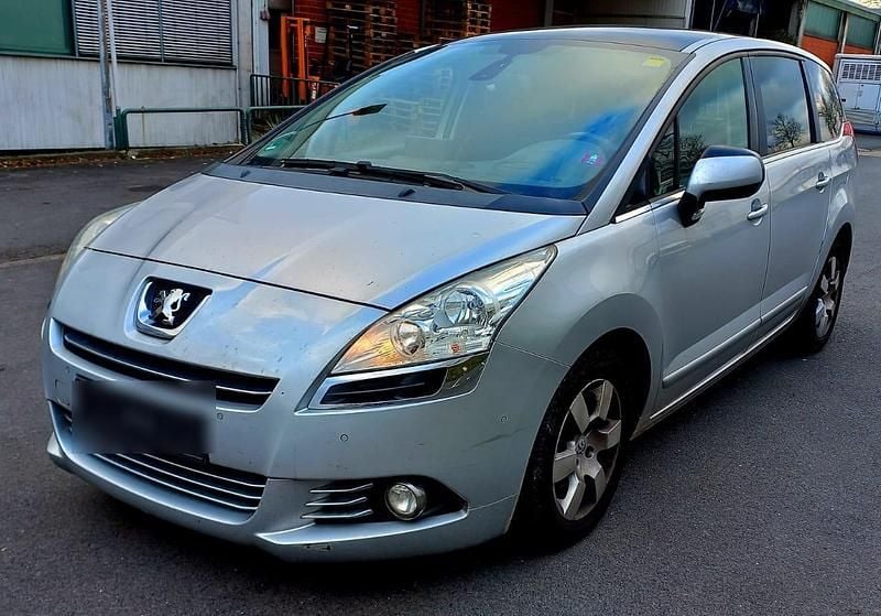 Grau Gebraucht 2013 Peugeot 5008 SUV | 3.500 € (Fairer Preis) - Bild 1/4