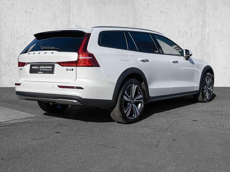 Gebraucht Volvo V60 CC Plus 197 PS (144 kW) 2024 Crystal white pearl / metallic Kombi