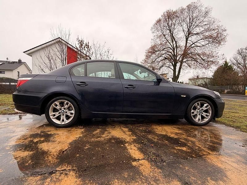 Gebraucht BMW 523 Sport Line 190 PS (139 kW) 2008 Blau Limousine