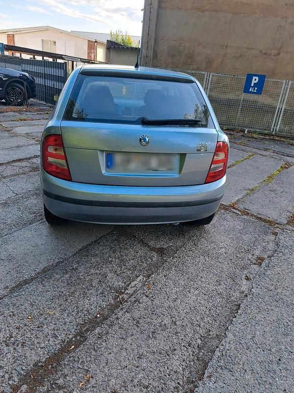 Grau Gebraucht 2003 Skoda Fabia Kleinwagen | 550 € (Guter Preis) - Bild 1/4