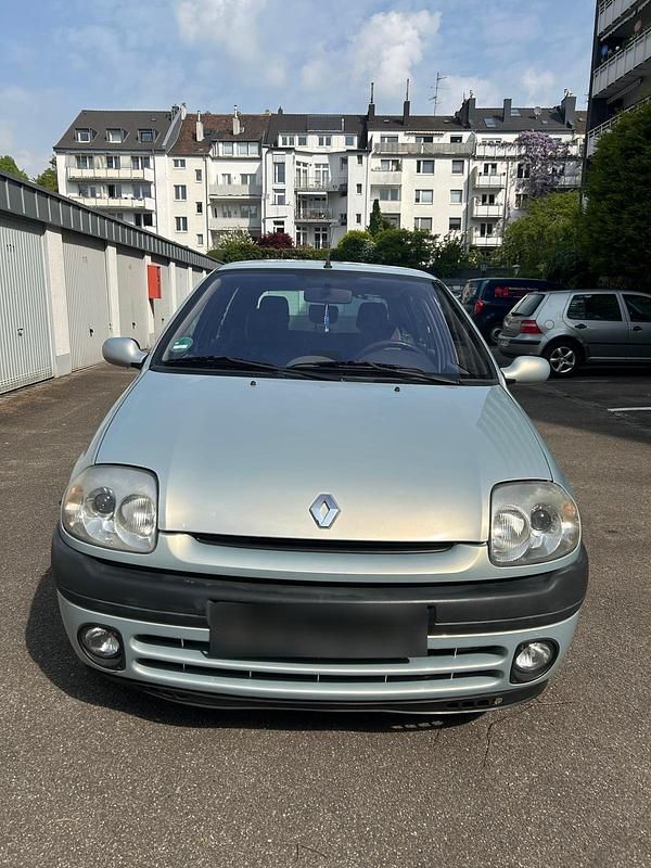 Second-hand Renault Clio II 75 CP (55 kW) 2000 Argintiu Hatchback