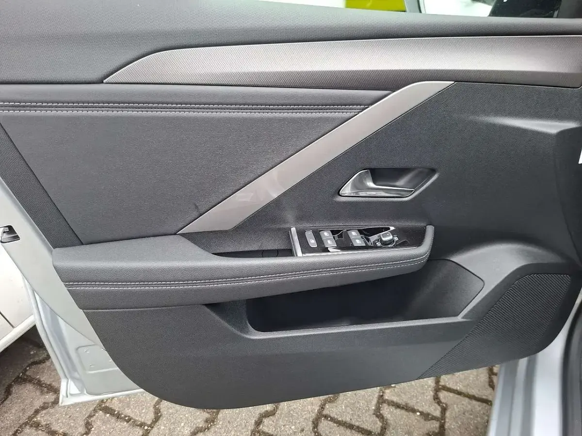 Gebraucht Opel Astra 131 PS (96 kW) 2025 Silber Kleinwagen