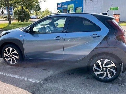 Grau Gebraucht 2024 Toyota Aygo Team Kleinwagen | 18.999 € (Fairer Preis) - Bild 1/4