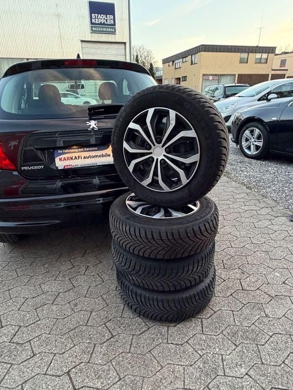 Gebraucht Peugeot 207 Forever 95 PS (69 kW) 2012 Schwarz Kleinwagen