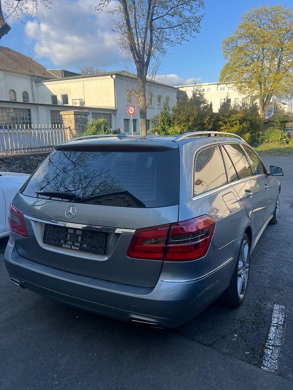 Gebraucht Mercedes E200 184 PS (135 kW) 2011 Silber Limousine