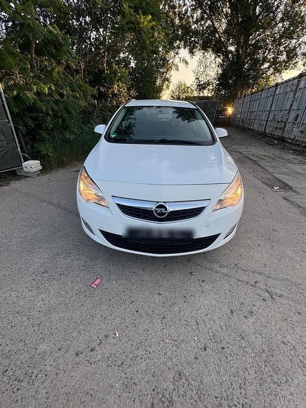 Weiß Gebraucht 2012 Opel Astra Kombi | 4.200 € (Teuer) - Bild 1/4