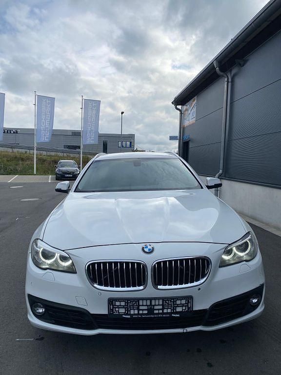 Weiß Gebraucht 2015 BMW 530 Luxury Line Kombi | 9.700 € (Etwas zu teuer) - Bild 1/4