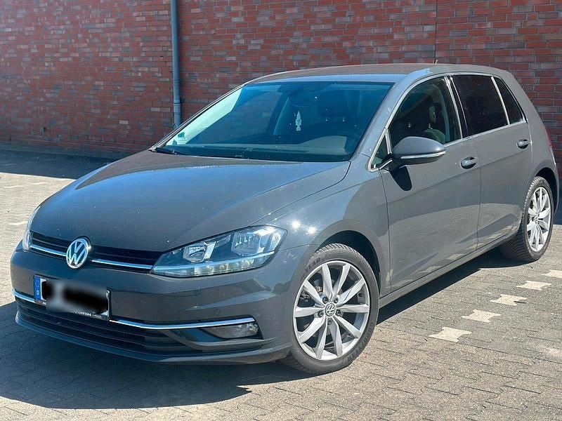 Grau Gebraucht 2017 VW Golf VII Limousine | 16.200 € (Fairer Preis) - Bild 1/4