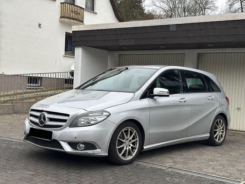 Gebraucht Mercedes 180 Sport 109 PS (80 kW) 2012 Silber Limousine