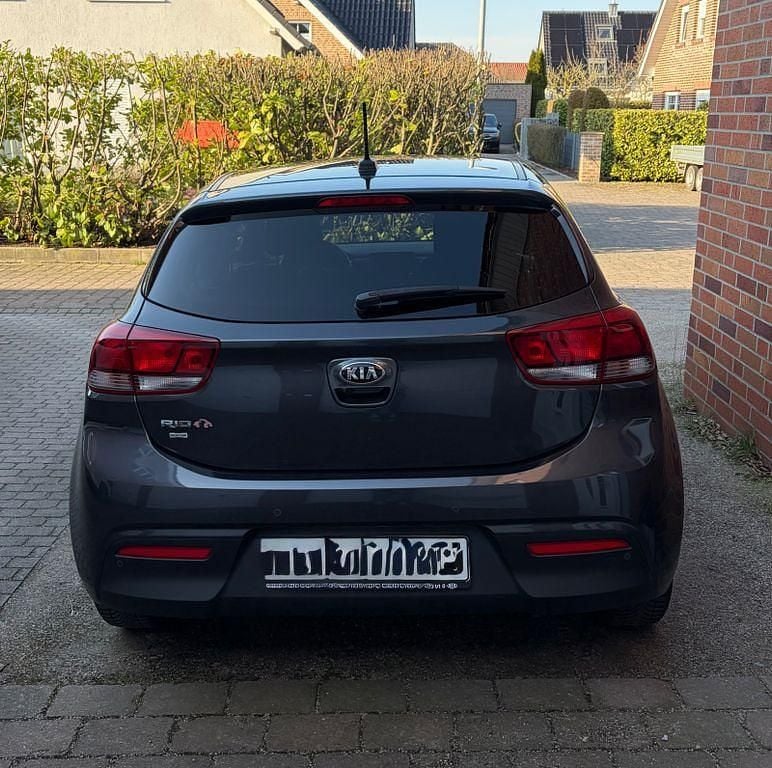 Gebraucht Kia Rio DREAM-TEAM Edition 99 PS (72 kW) 2018 Grau Limousine