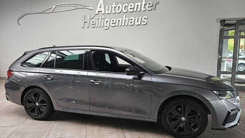Grau metallic Gebraucht 2024 Skoda Octavia RS Kombi | 36.330 € (Guter Preis) - Bild 1/4