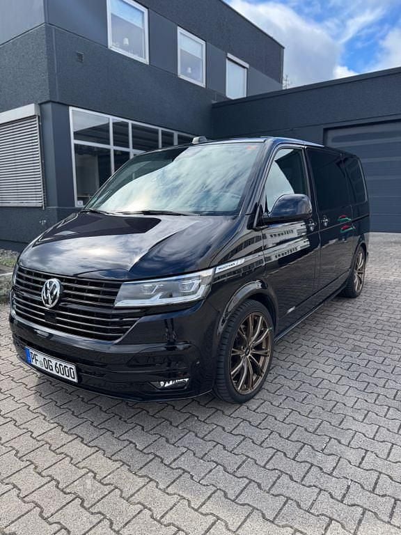 Second-hand VW Multivan Highline 199 CP (146 kW) 2021 Negru Monovolum