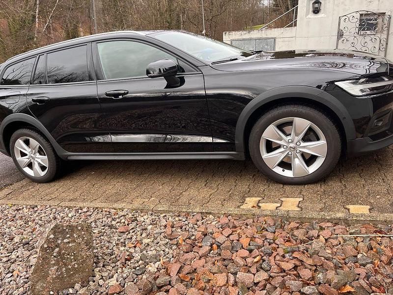 Gebraucht Volvo V60 CC Plus 197 PS (144 kW) 2021 Schwarz Kombi