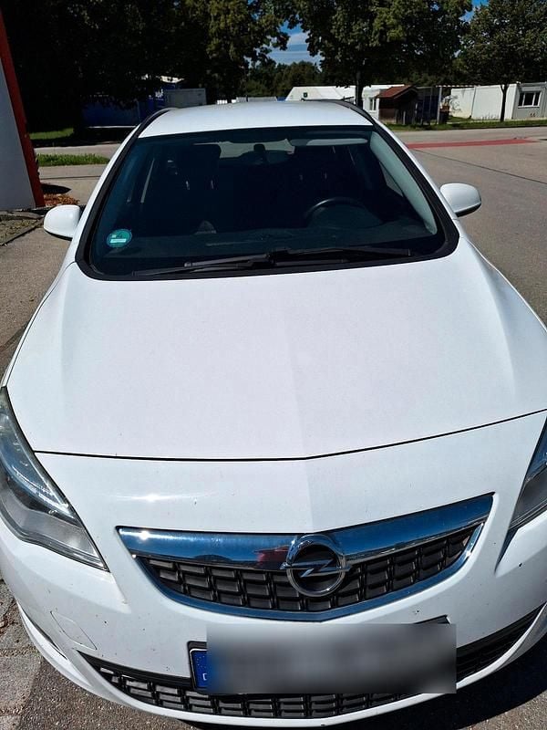 Weiß Gebraucht 2012 Opel Astra Kombi | 4.700 € (Fairer Preis) - Bild 1/4