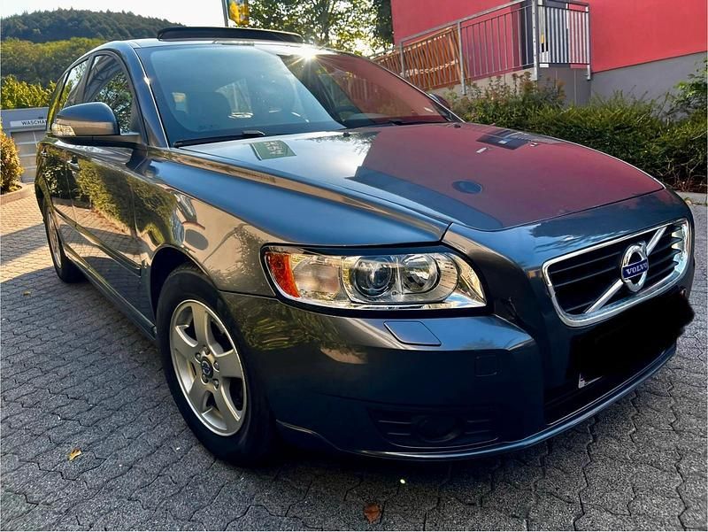 Grau Gebraucht 2012 Volvo V50 Kombi | 6.099 € (Fairer Preis) - Bild 1/4