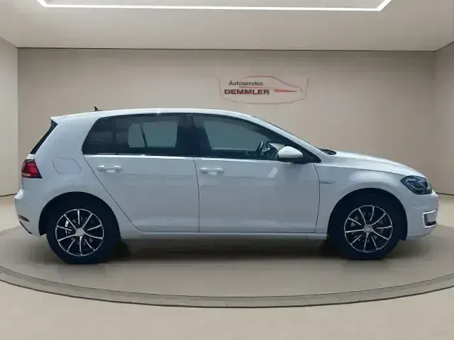 Gebraucht VW e-Golf 100 kW (136 PS) 2017 Weiss Kleinwagen