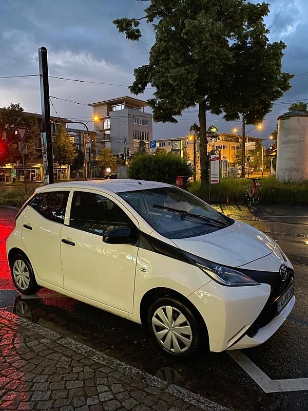 Gebraucht Toyota Aygo 69 PS (50 kW) 2016 Weiß Kleinwagen