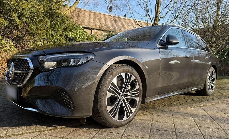 Gebraucht Mercedes E300 313 PS (230 kW) 2024 Grau Kombi