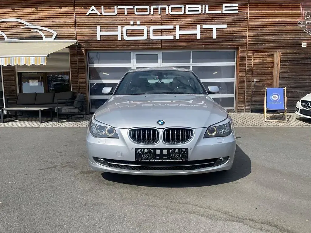Gebraucht BMW 525 Lifestyle 218 PS (160 kW) 2009 Silber Limousine