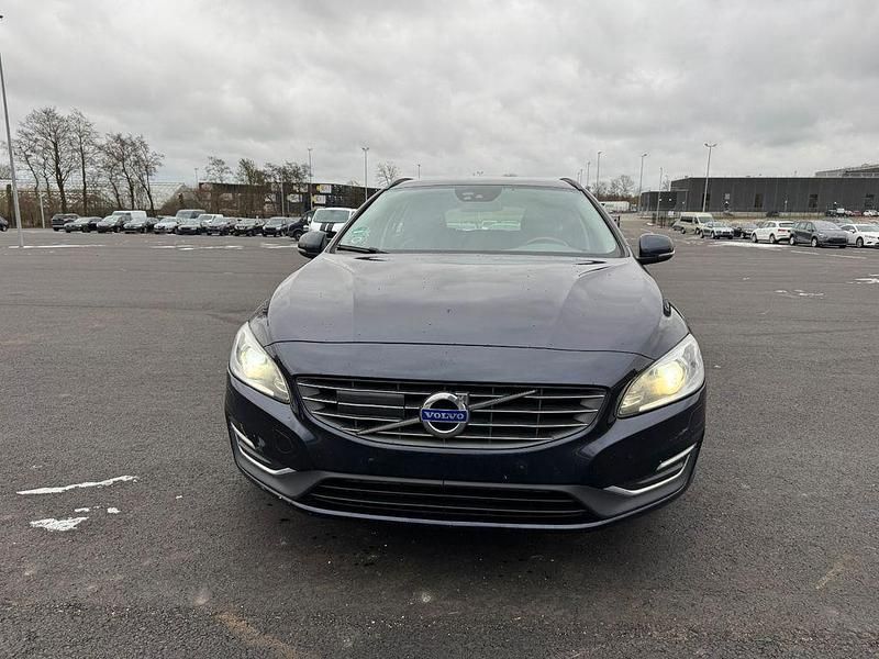 Gebraucht Volvo V60 190 PS (139 kW) 2015 Blau Kombi