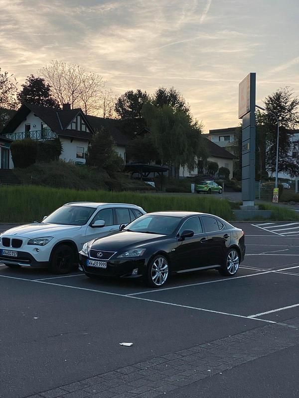 Schwarz Gebraucht 2007 Lexus IS220d Limousine | 5.650 € - Bild 1/4