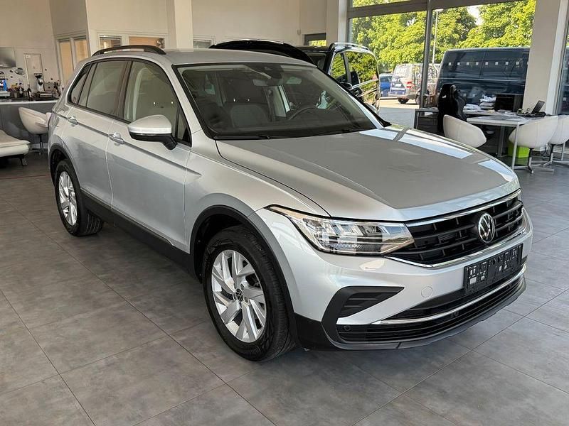 Silber Gebraucht 2023 VW Tiguan Life SUV | 31.500 € (Superpreis) - Bild 1/4