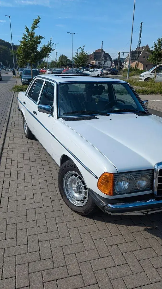Gebraucht Mercedes 200 94 PS (69 kW) 1978 Weiß Limousine