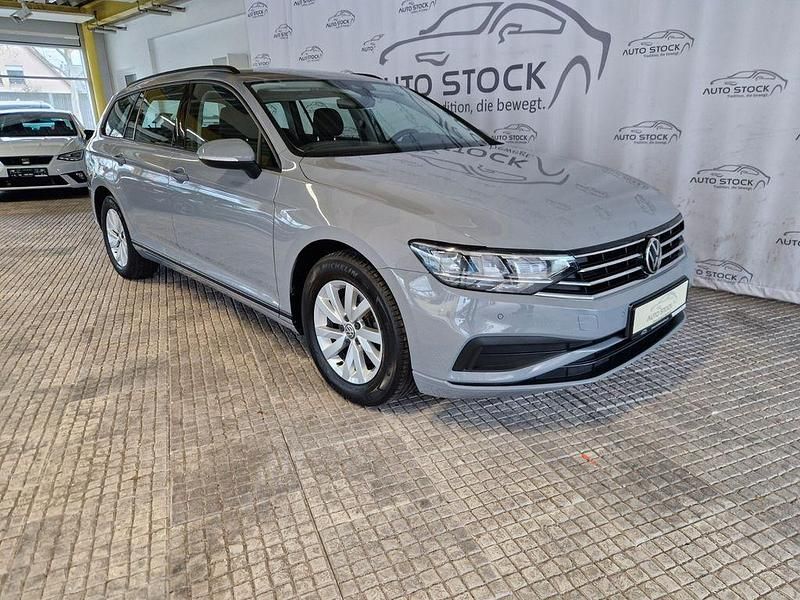 Mondsteingrau Gebraucht 2022 VW Passat Conceptline Kombi | 22.350 € (Fairer Preis) - Bild 1/4