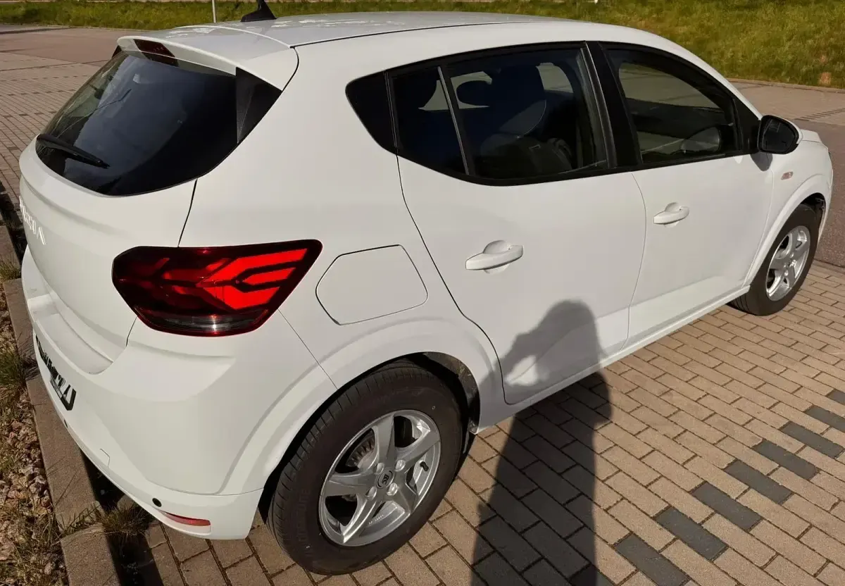Używany Dacia Sandero Expression 101 KM (74 kW) 2024 Biały Sedan/Limuzyna